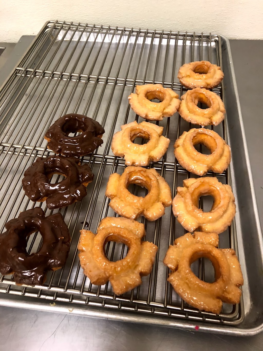 Snowflake Donuts | 1270 Crabb River Rd # 400, Richmond, TX 77469 | Phone: (281) 545-1907